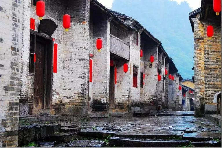 2012年,一80后女模自称比尔盖茨前妻,骗福建富豪千万元,终被捕